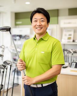 店長の杉原さんが明るい店内でゴルフクラブを手にしている様子